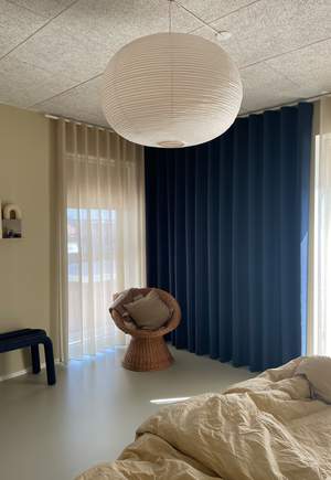 Kongeblå gardiner og transparente gardiner på soverom