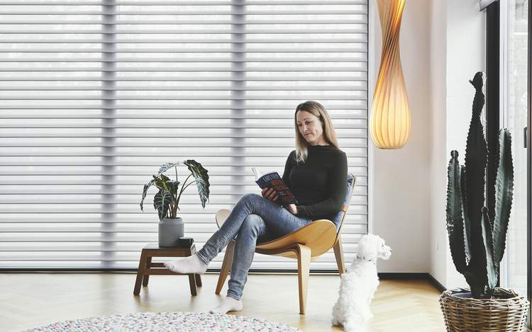 Silhouette® gardinene gir både dagslys og avskjerming hjemme hos Charlotte.