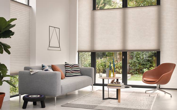 Duette® gardiner kan lages til store panoramavinduer og gir miljø til nybygde hus