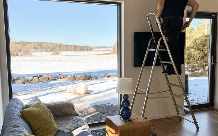 Før gardiner – familiens stue gaper tom