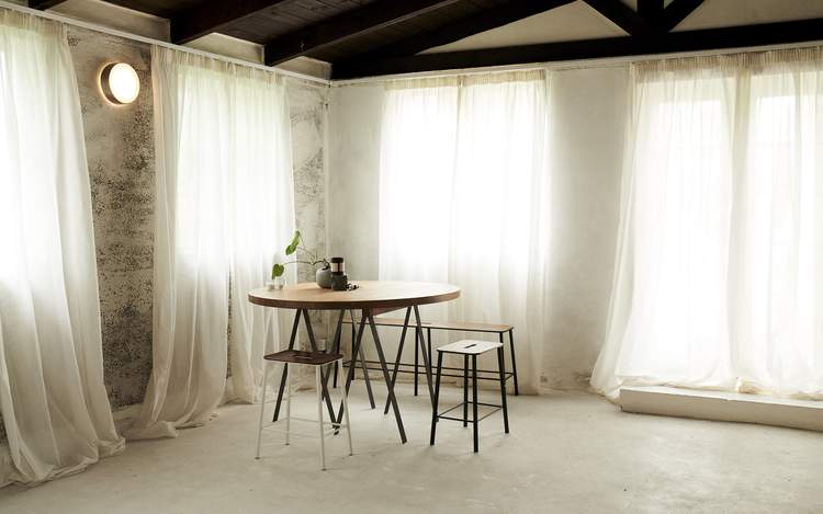 Skap kontraster mellom rå rammer og luksuriøse gardiner