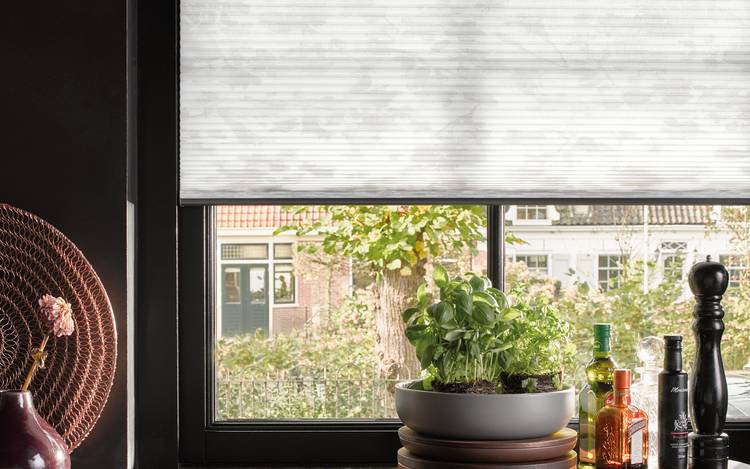 Duette® gardin med vev Batiste Christel, som har et skyggelignende blomstermønster