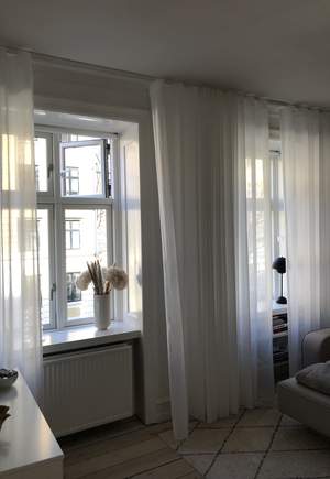 Hvite transparente gardiner i stuen
