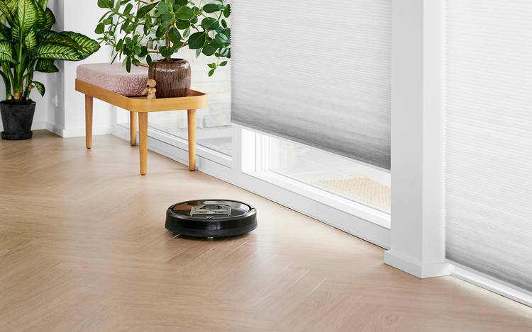 Smarte Luxaflex® Duette® gardiner og robotstøvsugeren Erika til et smart hjem
